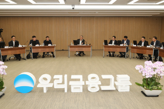 우리금융은 임종룡 회장(왼쪽에서 다섯번째)과 조병규 우리은행장(여섯번째) 등 임직원이 참석한 가운데 지난 14일 '2023년 하반기 그룹 경영전략워크숍'을 개최했다.
